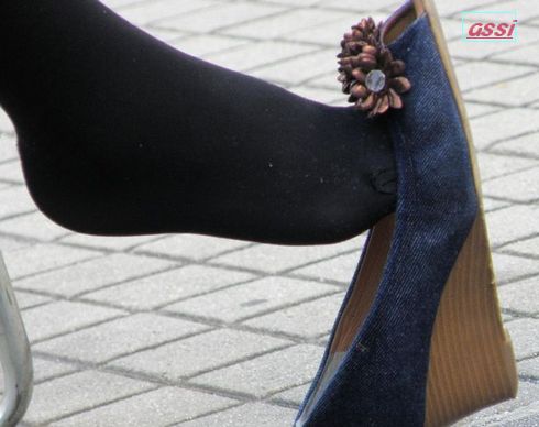 奇跡的に見かける、女性が靴脱ぎしている匂い立つ、夢のような風景ＮＯ.２５ gallery photo 3
