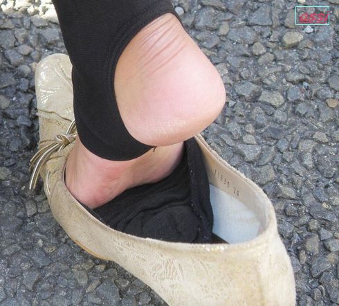 奇跡的に見かける、女性が靴脱ぎしている匂い立、夢のような風景ＮＯ.２３ gallery photo 1