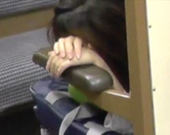 Gcolle PPV 325129 ガチ！満員電車で女の手に勃起チ○ポ押し付けVol.8 ～ひじ掛けとチン見せと眠りの森のＪなＫ～