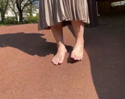 Gcolle PPV 961415 【完全裸足】第55弾！裸足で春の公園を歩く女性