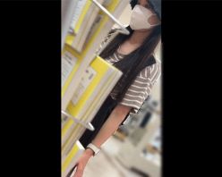 Gcolle PPV 964966 【ママさん/胸チラ③】休日のおもちゃコーナー。物色に夢中で僕の視線に気づかないママさん。